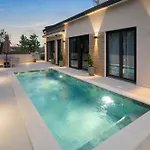 Villa Charming Harmonia With Heated Pool And Indoor Jacuzzi Surrounded By Nature Pićan