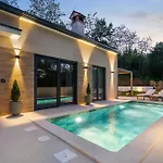 Villa Charming Harmonia With Heated Pool And Indoor Jacuzzi Surrounded By Nature Pićan