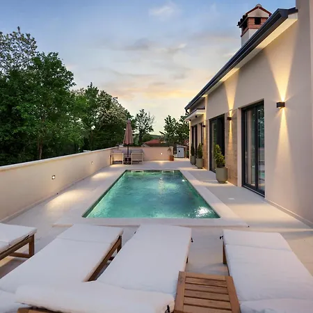 Charming Harmonia With Heated Pool And Indoor Jacuzzi Surrounded By Nature Villa Pićan